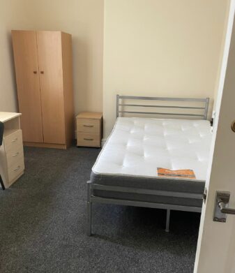 Flat 3,145 Dickenson Road